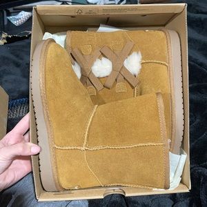 I am selling girls size 3 uggs. Never worn.